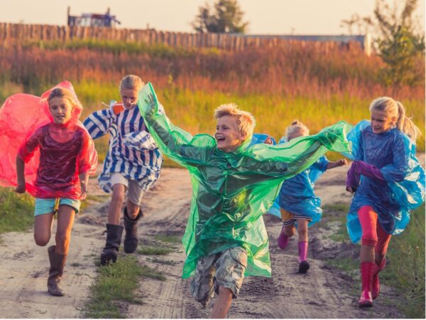 Lapsed seikluslaagris metsas, mere ääres ja kokandust õppimas