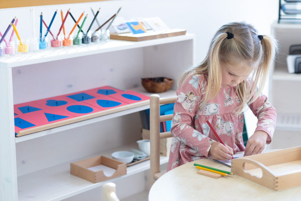 Mis on Montessori pedagoogika? Põhimõtted, mis toetavad lapse iseseisvust