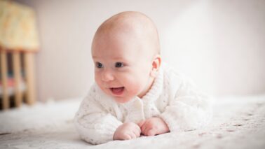 Kõhuli olemine ehk tummy time – miks see beebile oluline on?